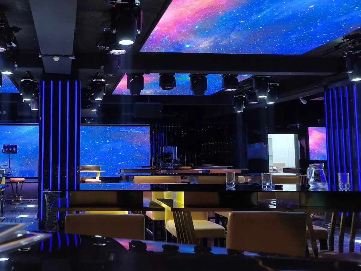 D Babylon Club: Lounge/bar area with star-field ceiling screen, blue pillar lights and high tables